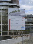 907262 Afbeelding van het bouwbord voor de aanleg van een fiets- en voetgangersbrug (Moreelsebrug) van 275 meter 'over ...